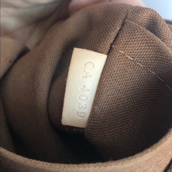 **SOLD** Authentic LV Beaubourg MM Messenger - Picture 4 of 8